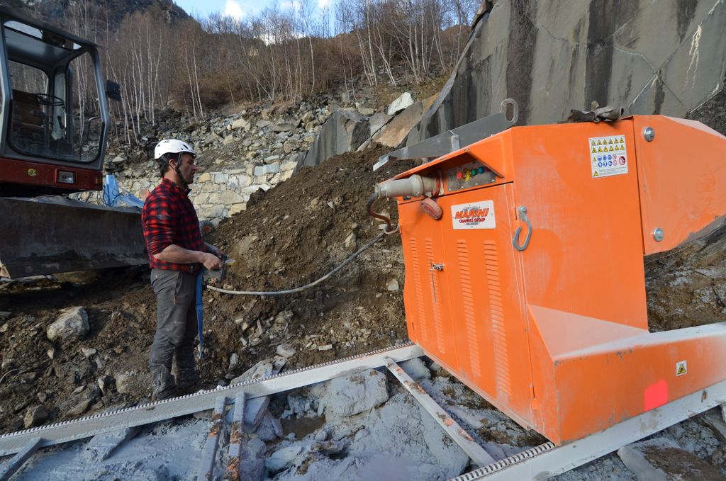 Slitta di movimento e macchina per il taglio con filo diamantato
