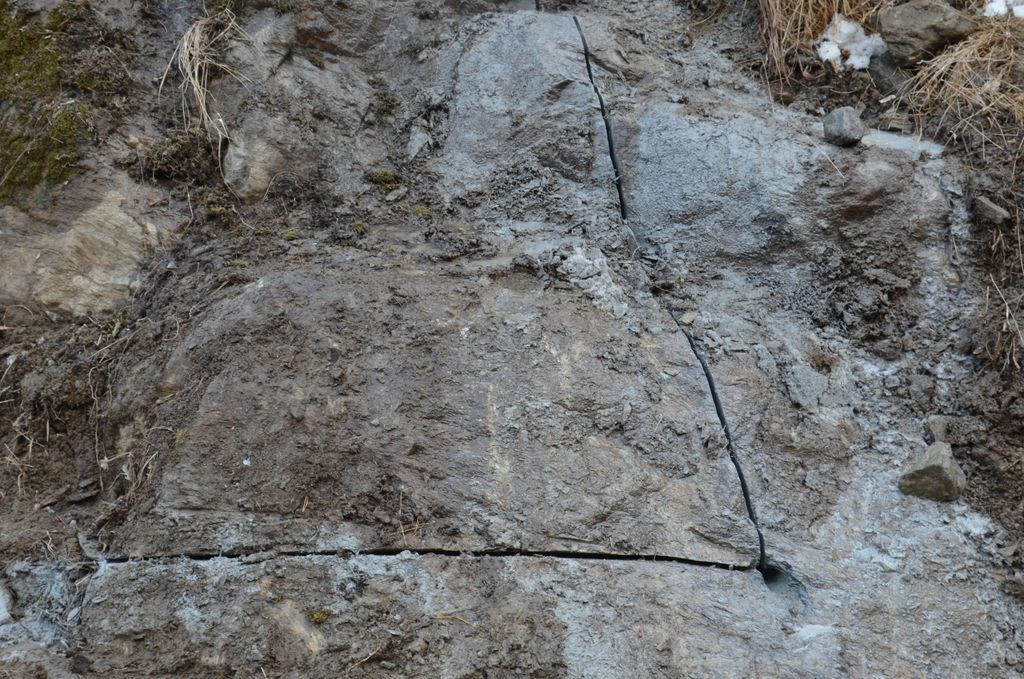 Particolare di taglio a squadra; foto passante realizzato con macchina perforatrice