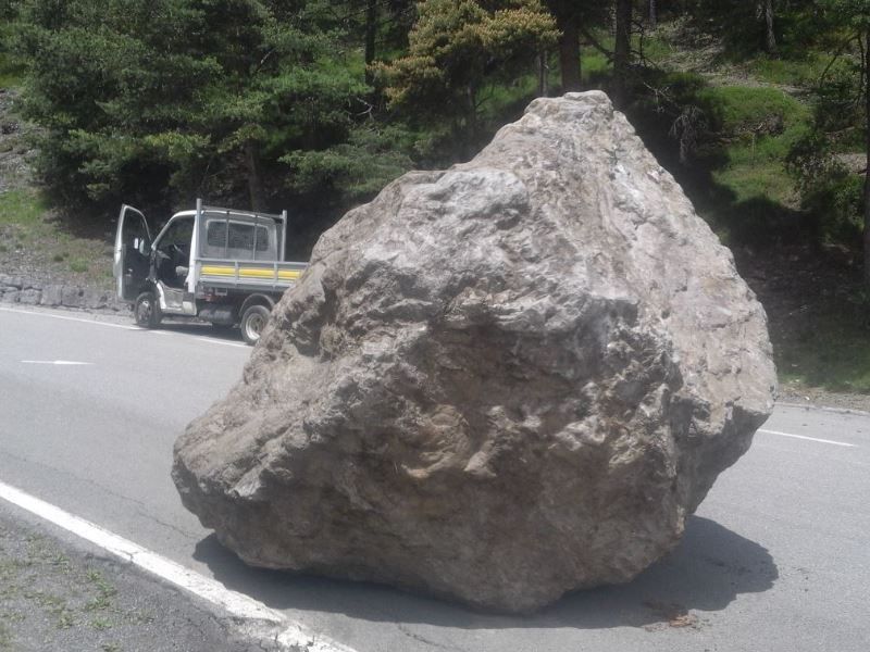 Masso sotolato sulla strada in prossimità Bagni Vecchi - Bormio