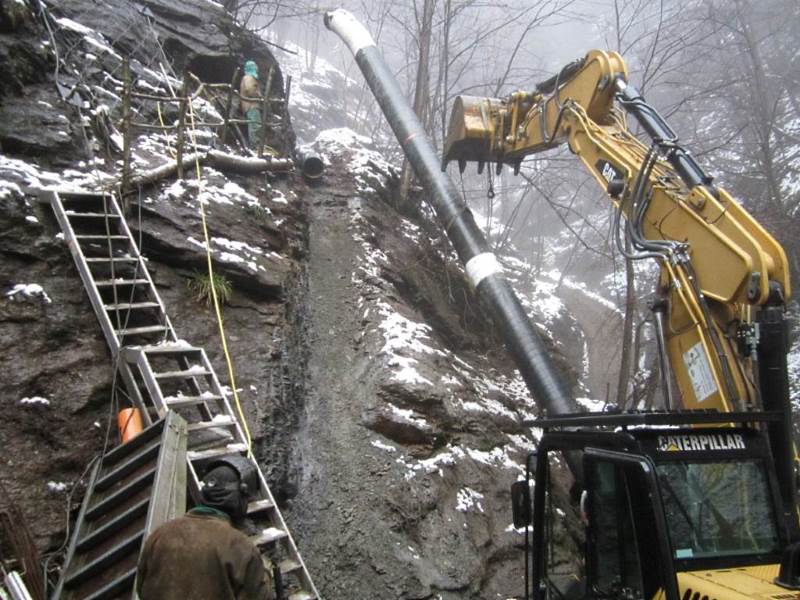 Posa condotta idraulica in terreno impervio su elevate pendenze