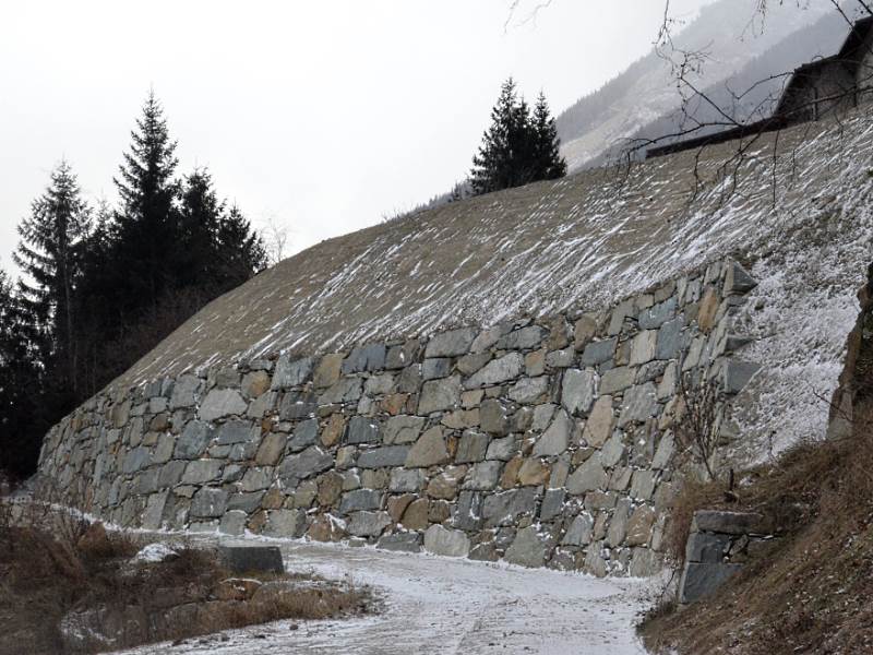 Imponente muro di contenimento realizzato con massi ciclopici a vista